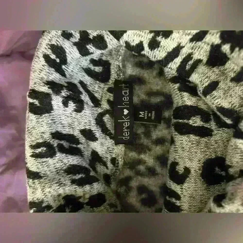 Derek Heart pullover with a larger  fold down neck leopard print size medium - Picture 2 of 3